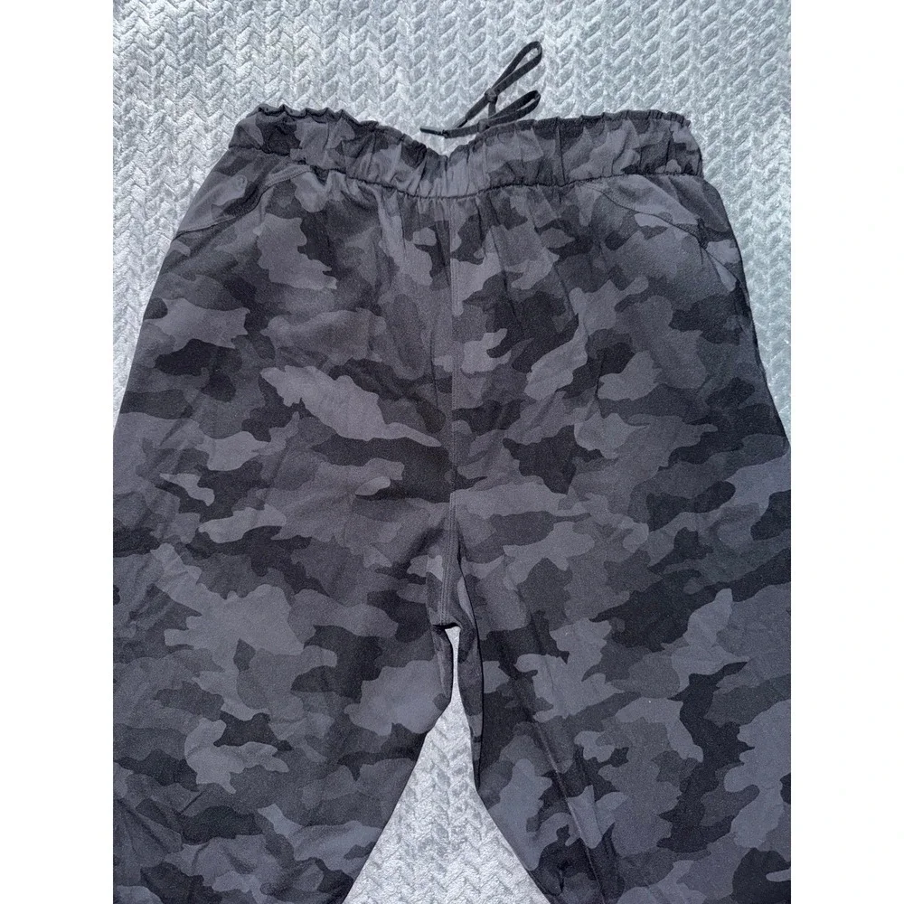 Lululemon‎ Women's Stretch HR Jogger Color Black Camouflage Size 10